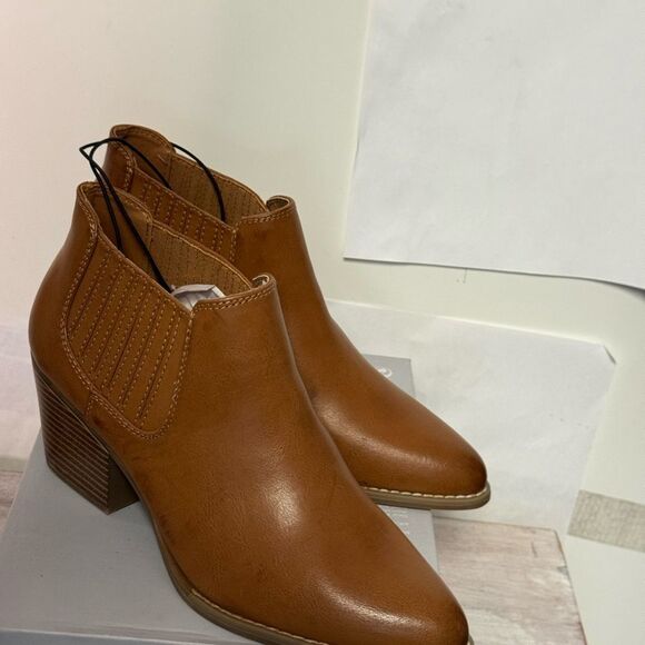 a.n.a Tan Ankle Booties with Elastic Panels size 9 new - Picture 1 of 4